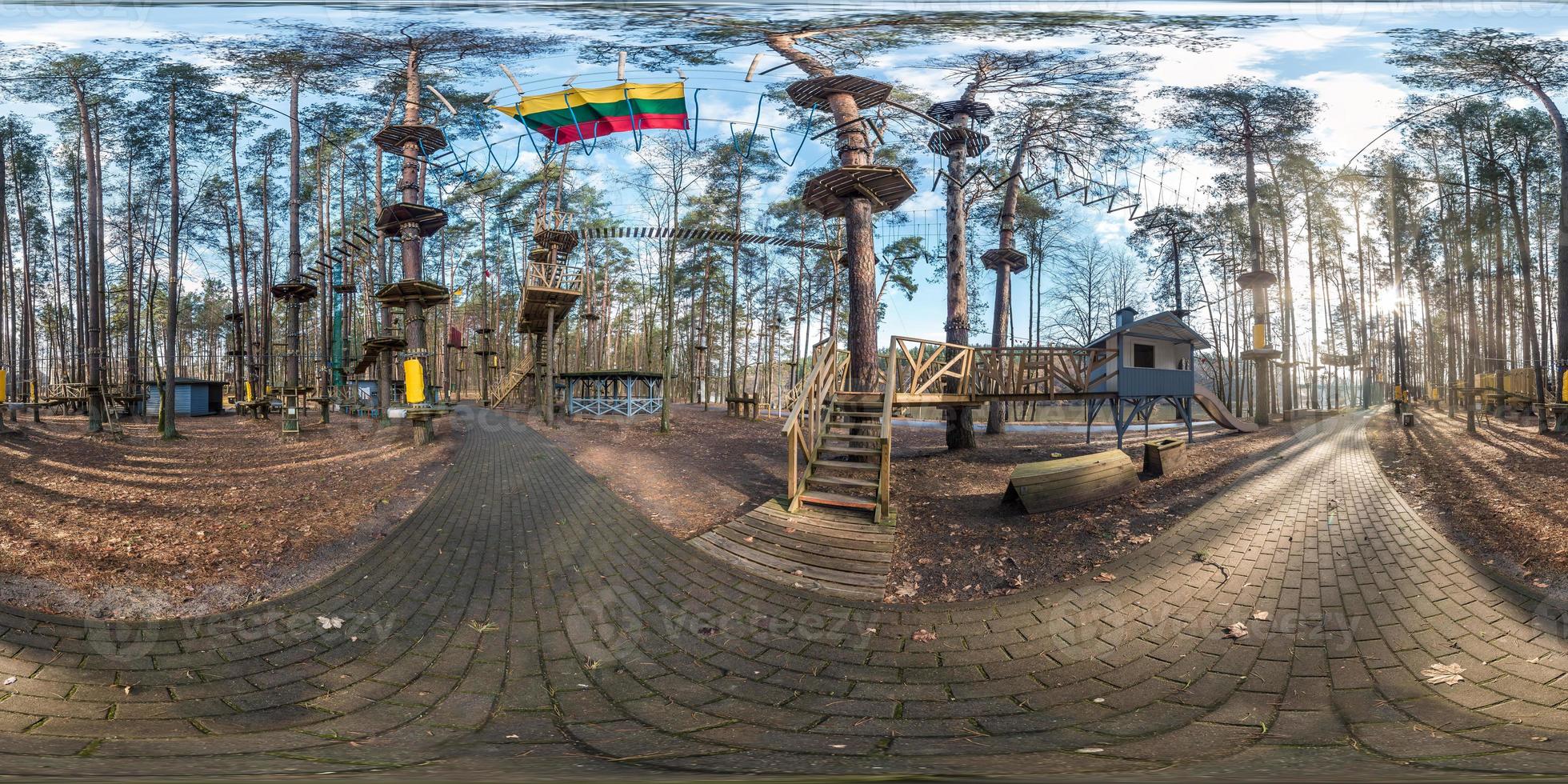 panorama hdri esférico completo vista de ângulo de 360 graus no parque da selva no centro de entretenimento infantil na floresta de pinheiros em projeção equirretangular. conteúdo vr foto