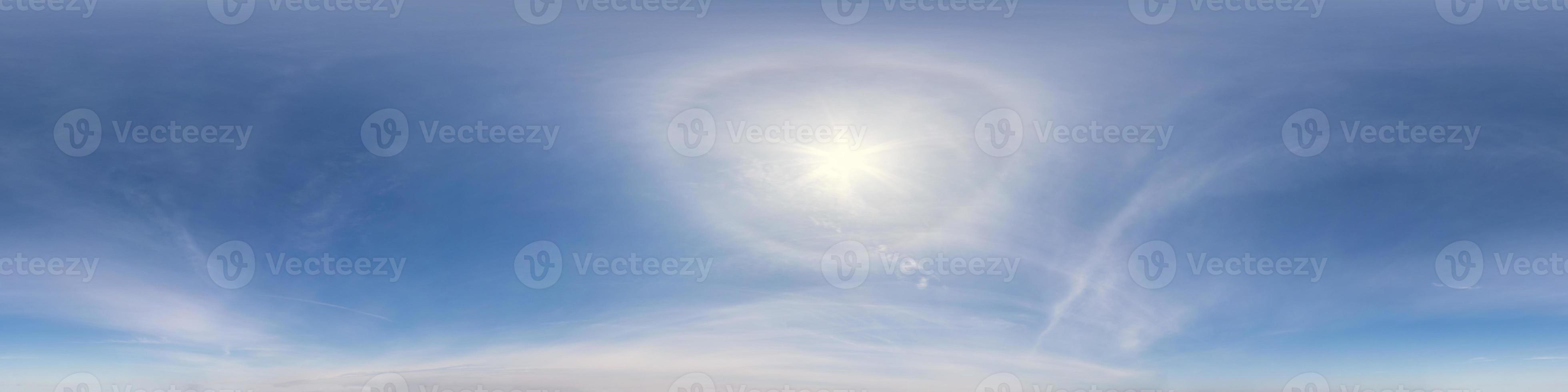 céu azul claro com sol de halo. panorama hdri sem costura visão de ângulo  de 360