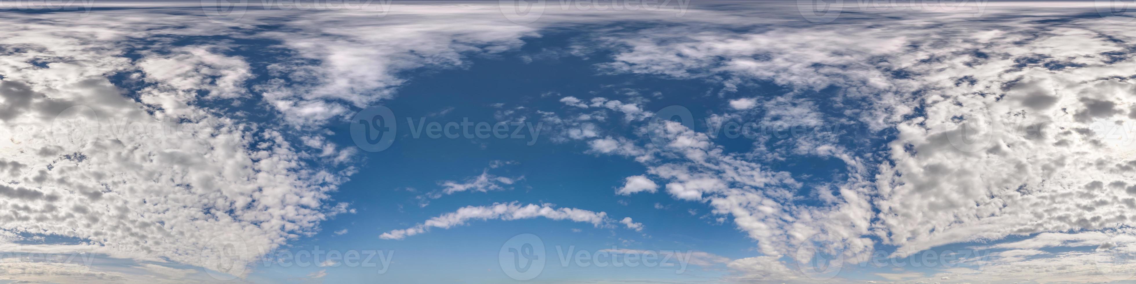 céu azul nublado sem costura hdri panorama vista de ângulo de 360 graus com  belas nuvens com zênite para uso em gráficos 3d ou jogo como cúpula do céu  ou editar tiro