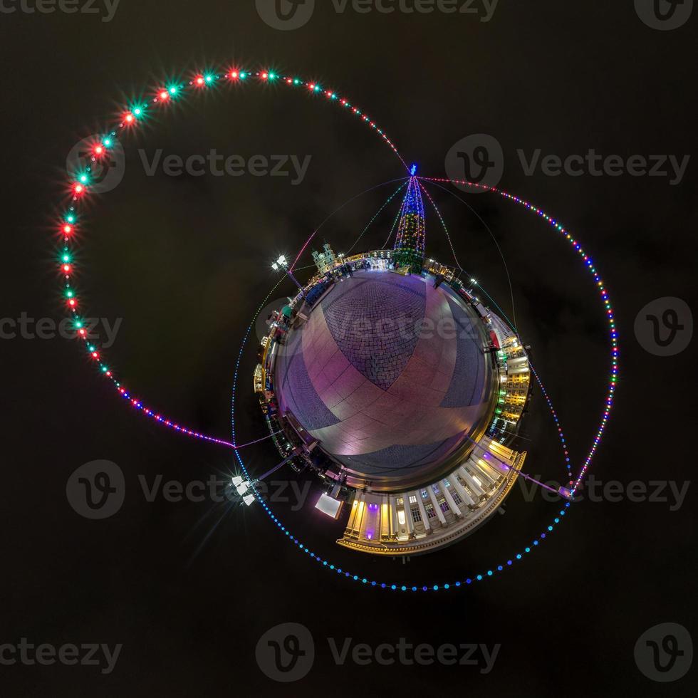 ano novo pequeno planeta. visão noturna panorâmica aérea esférica de 360 graus em uma praça festiva com uma árvore de natal foto