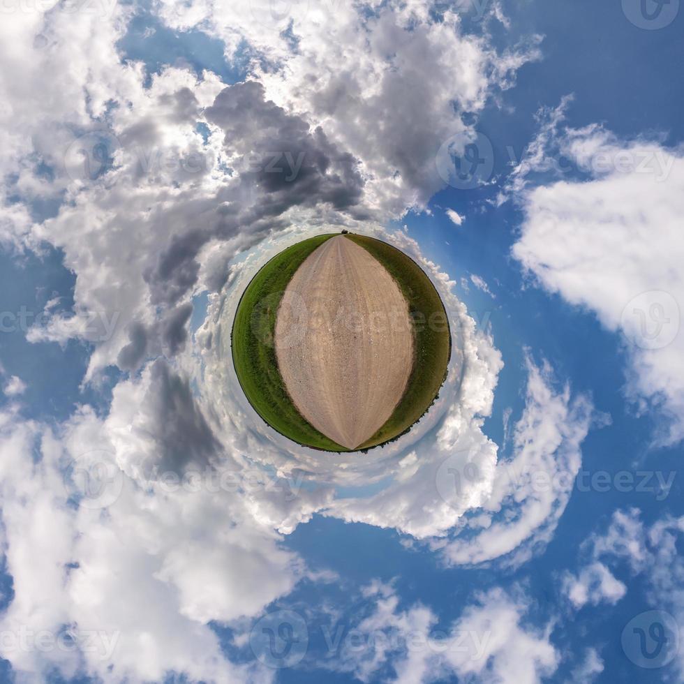 pequena transformação do planeta do panorama esférico 360 graus. vista aérea abstrata esférica na estrada com céu azul e lindas nuvens impressionantes. curvatura do espaço. foto