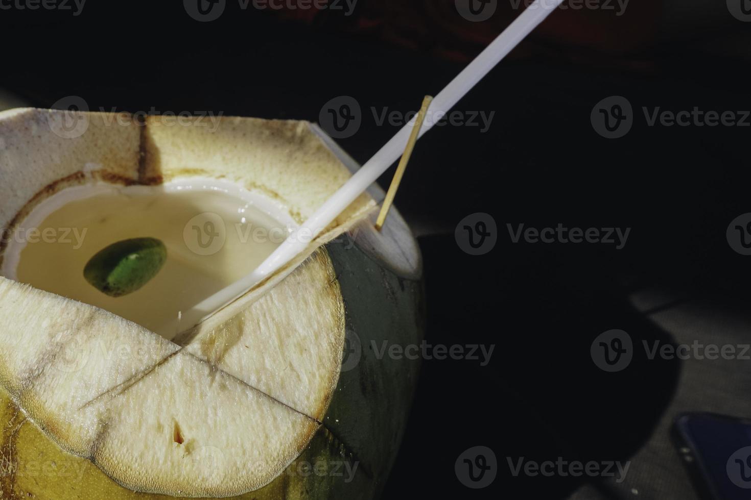 foto de suco de coco fresco em uma praia tropical