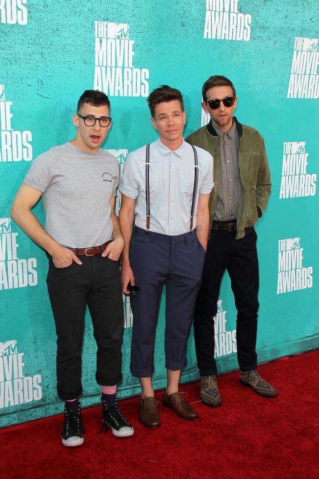 los angeles, 3 de junho - jack antonoff, nate ruess e andrew dost of fun chegando no 2012 mtv movie awards no gibson ampitheater em 3 de junho de 2012 em los angeles, ca foto