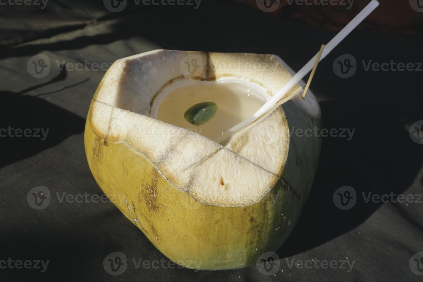 foto de suco de coco fresco em uma praia tropical