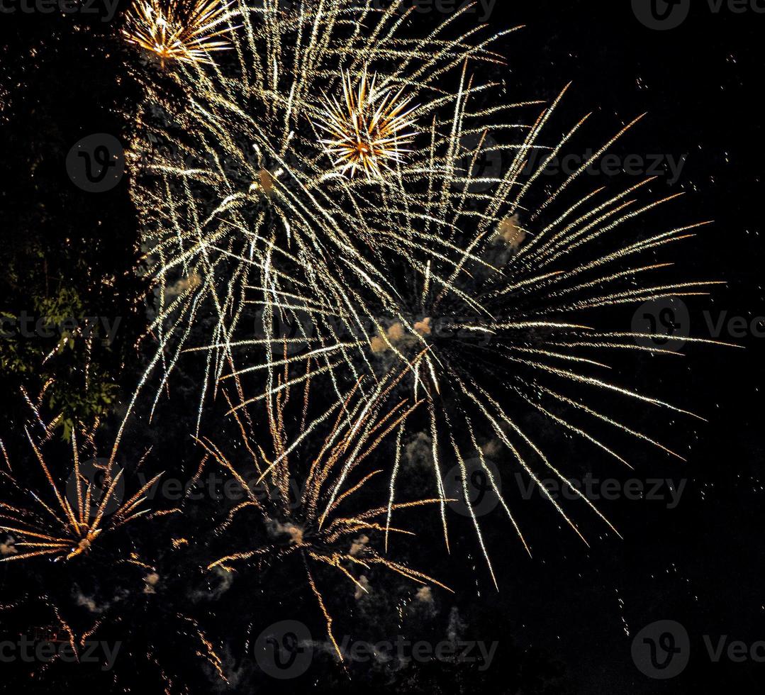 fogos de artifício em homenagem ao dia da bastilha em 14 de julho em estrasburgo foto