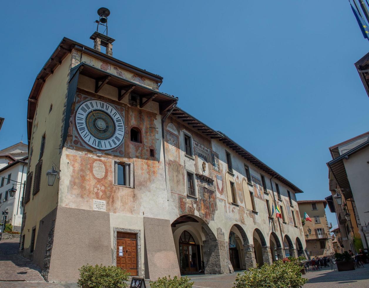 clusone itália 2022 piazza dell'orologio é a praça principal da cidade de clusone, i o nome da praça deriva do relógio planetário fanzago, uma obra construída em 1583 e ainda em funcionamento. foto