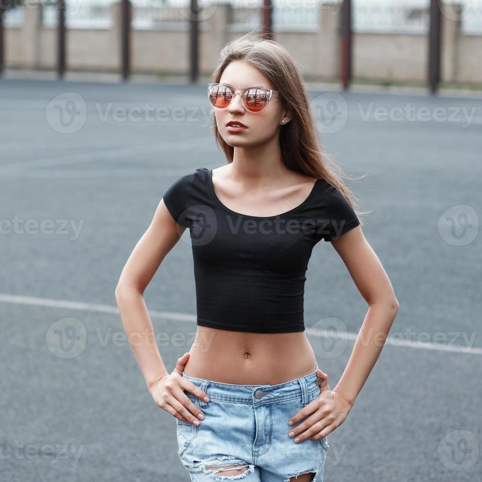 retrato de moda ao ar livre de óculos de sol de mulher bonita jovem. foto