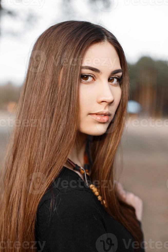 retrato de close-up de uma linda jovem em um dia ensolarado. foto