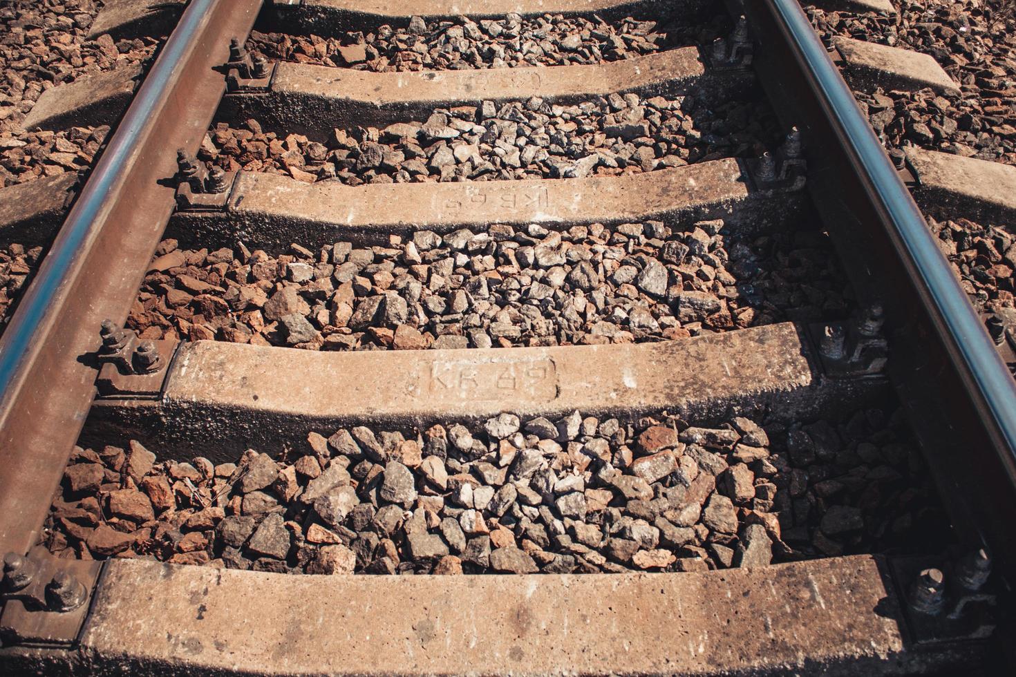 estrada ferroviária com trilhos de ferro e travessas de concreto foto