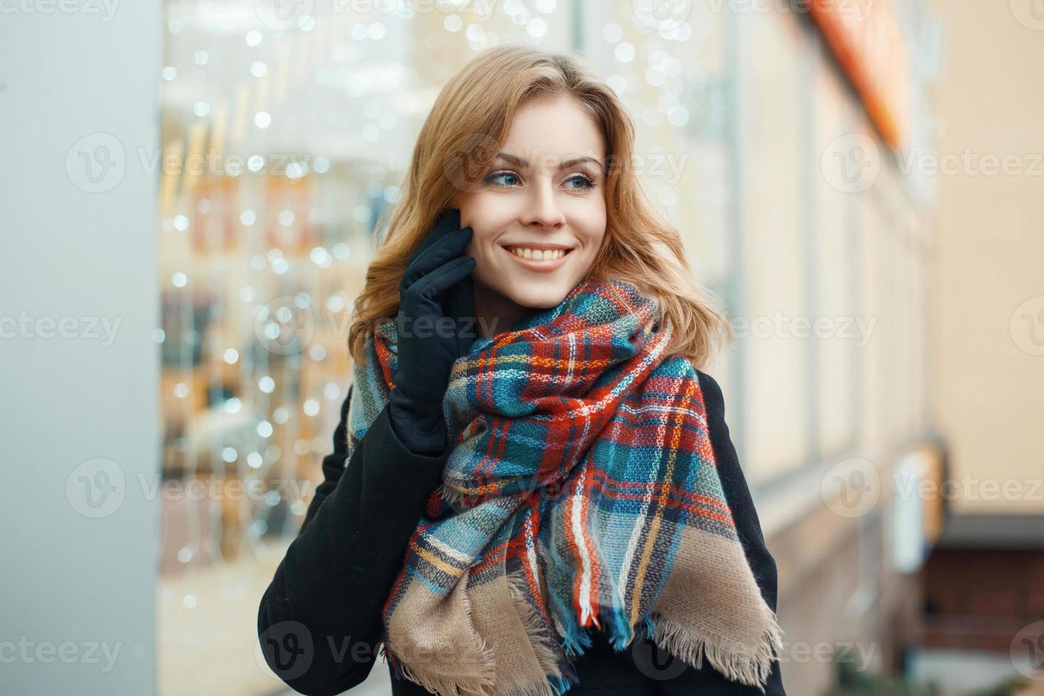 mulher bonita com um sorriso doce faz as compras de natal foto