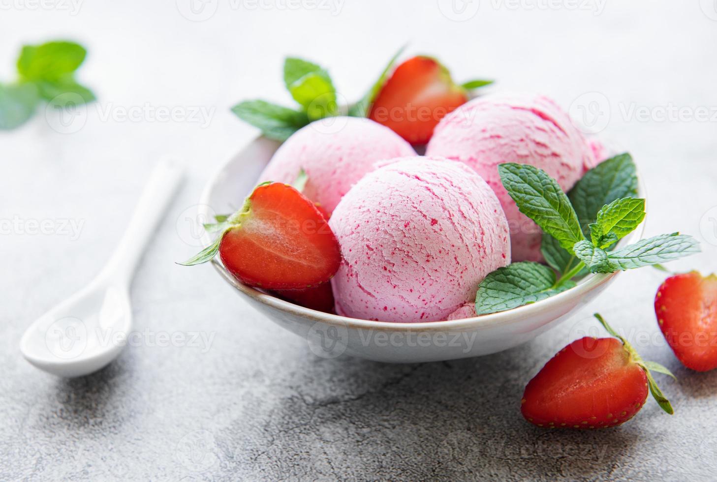 sorvete de morango caseiro com morangos frescos foto