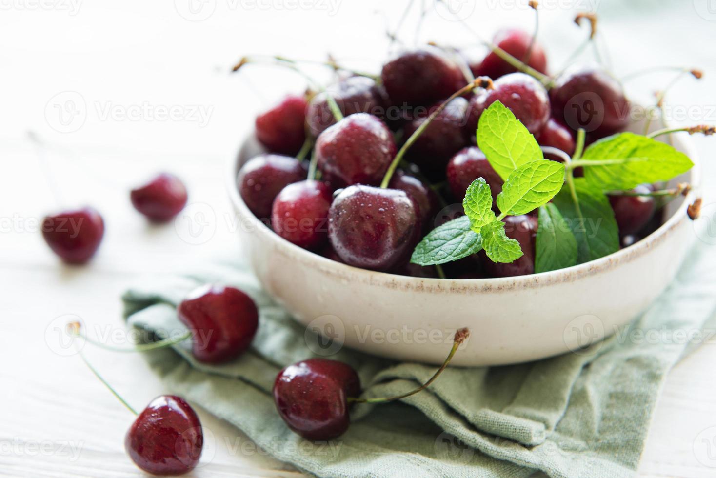 frutas frescas de cerejas vermelhas na tigela foto