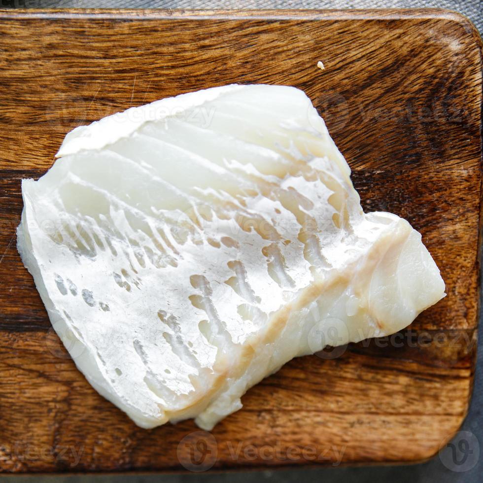 bacalhau peixe filé branco sem pele refeição fresca comida lanche na mesa cópia espaço fundo comida rústica vista superior foto