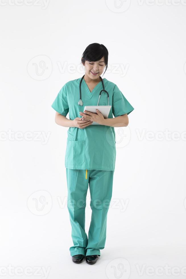 trabalhador de saúde asiático feminino vestindo uniforme e estetoscópio r foto