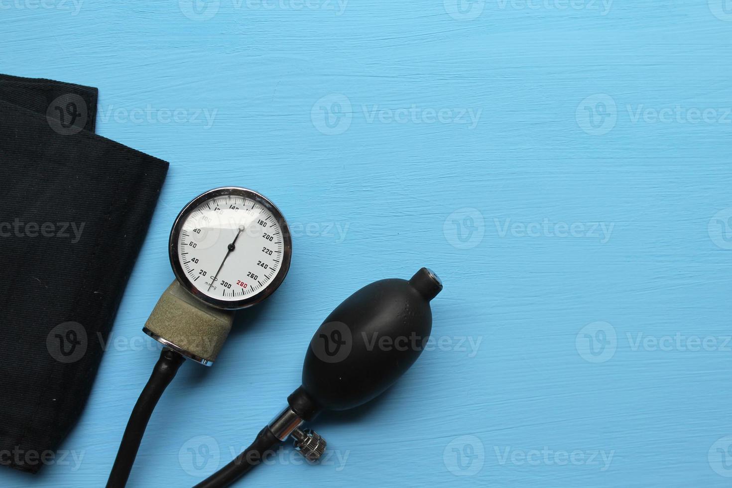 conceito de medicina - equipamento de pressão arterial foto