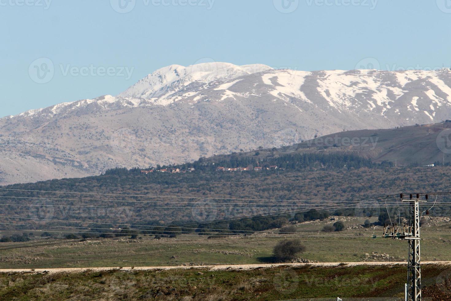 o monte hermon é a montanha mais alta de israel e o único lugar onde os esportes de inverno podem ser praticados. foto