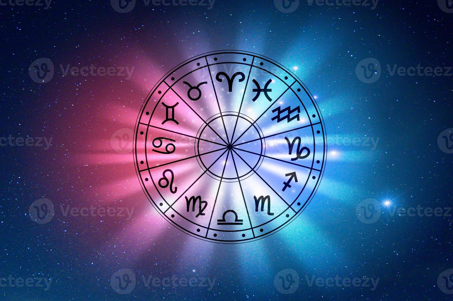 signos do zodíaco dentro do círculo do horóscopo. astrologia no céu com muitas estrelas e luas astrologia e horóscopos conceito foto