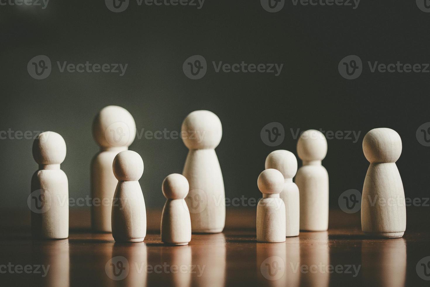 figuras de madeira representando um grupo de pessoas, conceito de trabalho em equipe. foto