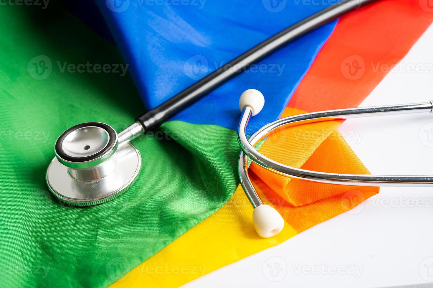estetoscópio preto no fundo da bandeira do arco-íris, símbolo do mês do orgulho LGBT, comemorar anual em junho social, símbolo de gays, lésbicas, bissexuais, transgêneros, direitos humanos e paz. foto