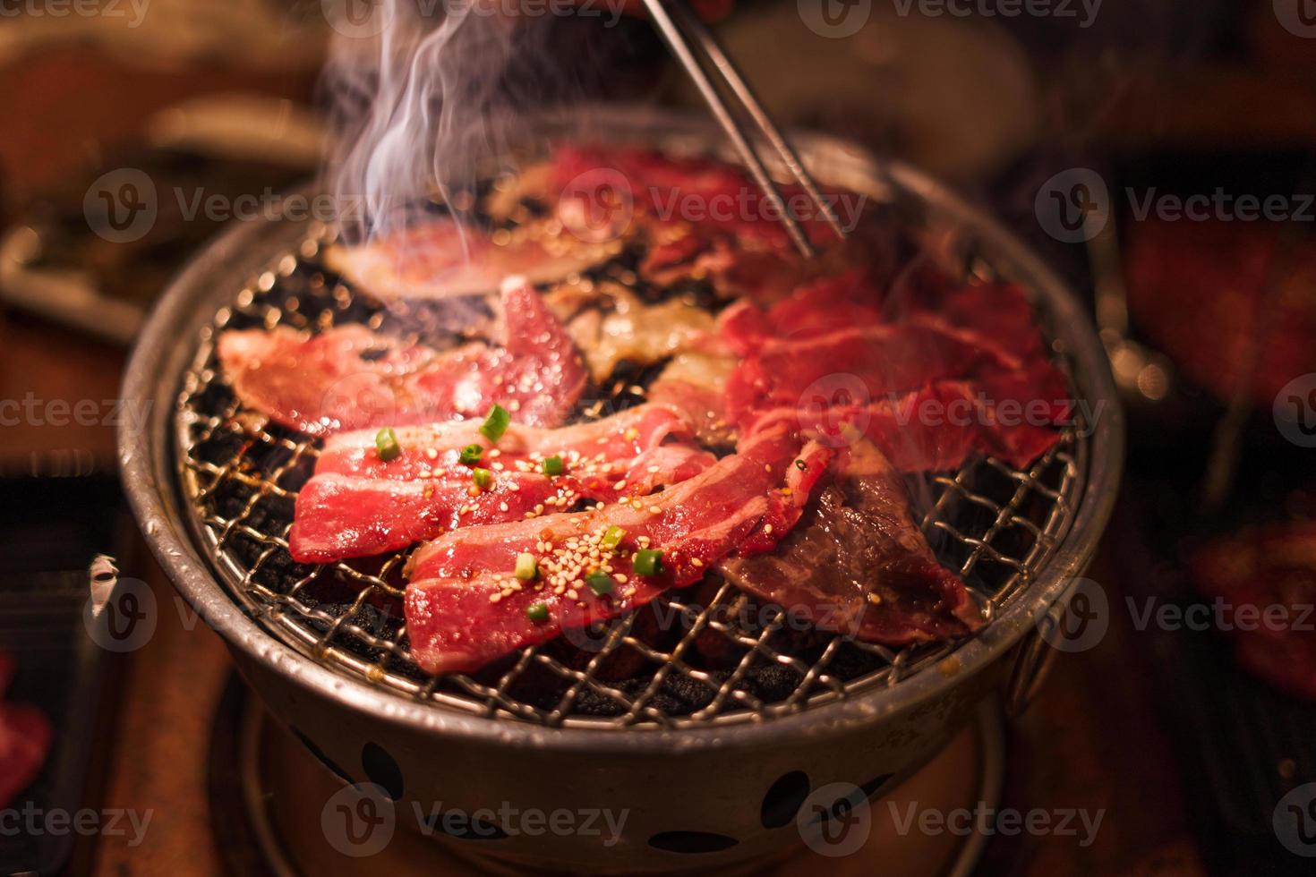 grelhar carne wagyu na grelha a carvão foto