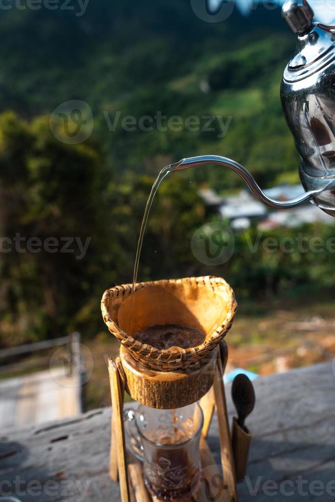 gotejamento de café na varanda e vista para a montanha foto