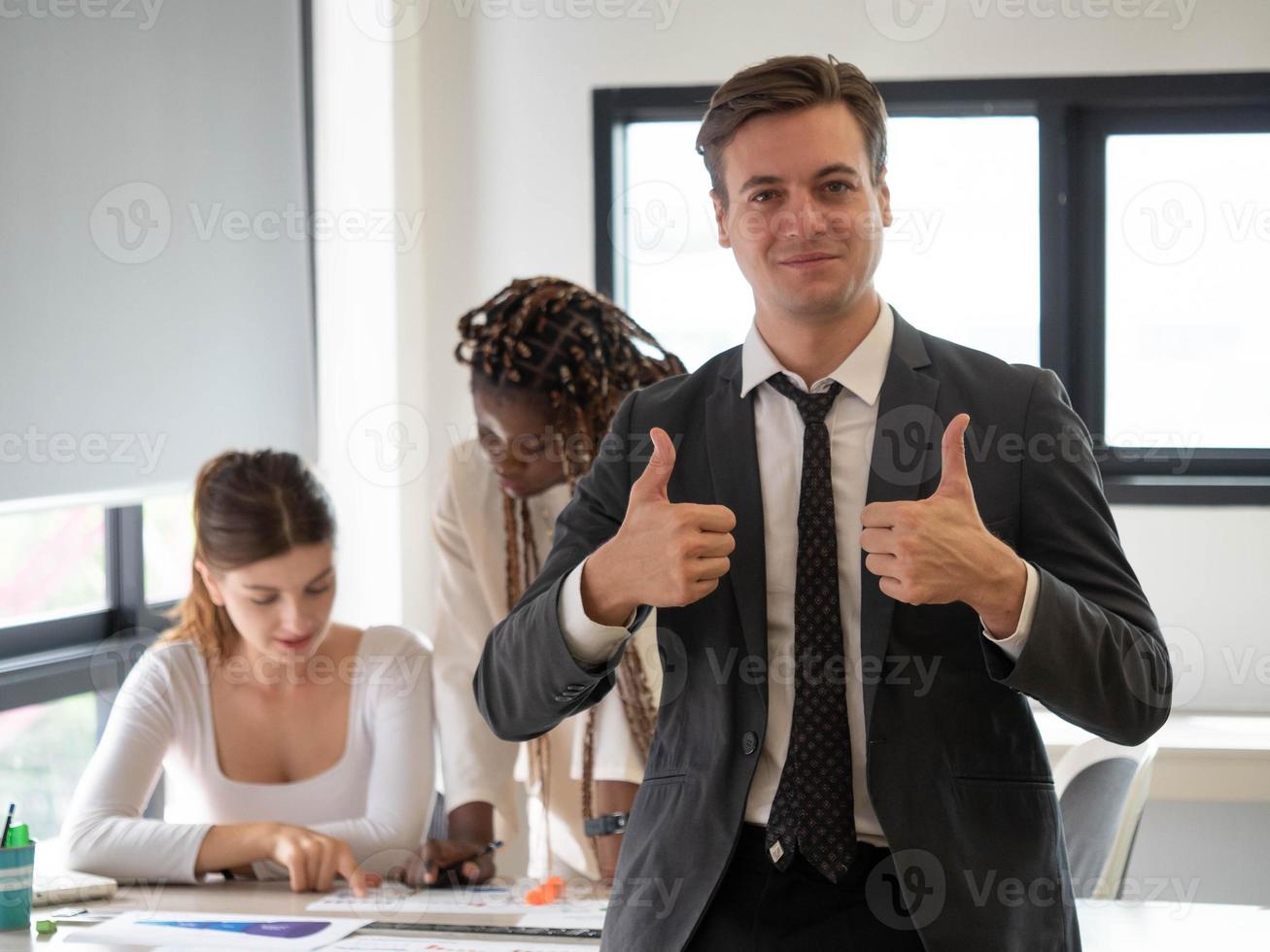 empresário gerente pessoa inteligente bonito dois golpes para cima e atrás feminino diversidade caucasiano africano colega parceiro falar falar discutir reunião trabalho trabalho carreira relatório informação documento foto