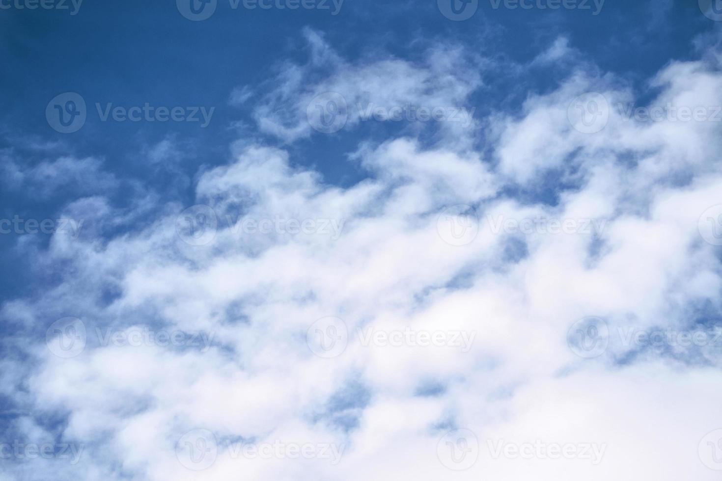 fundo desfocado. céu azul e nuvens fofas brancas. foto