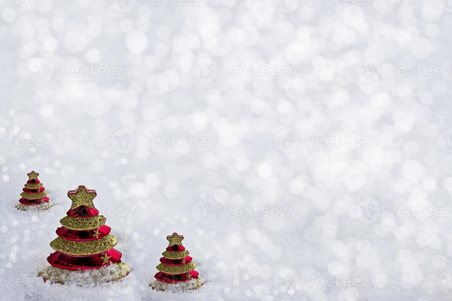árvore de Natal de brinquedo de vidro na neve. foto