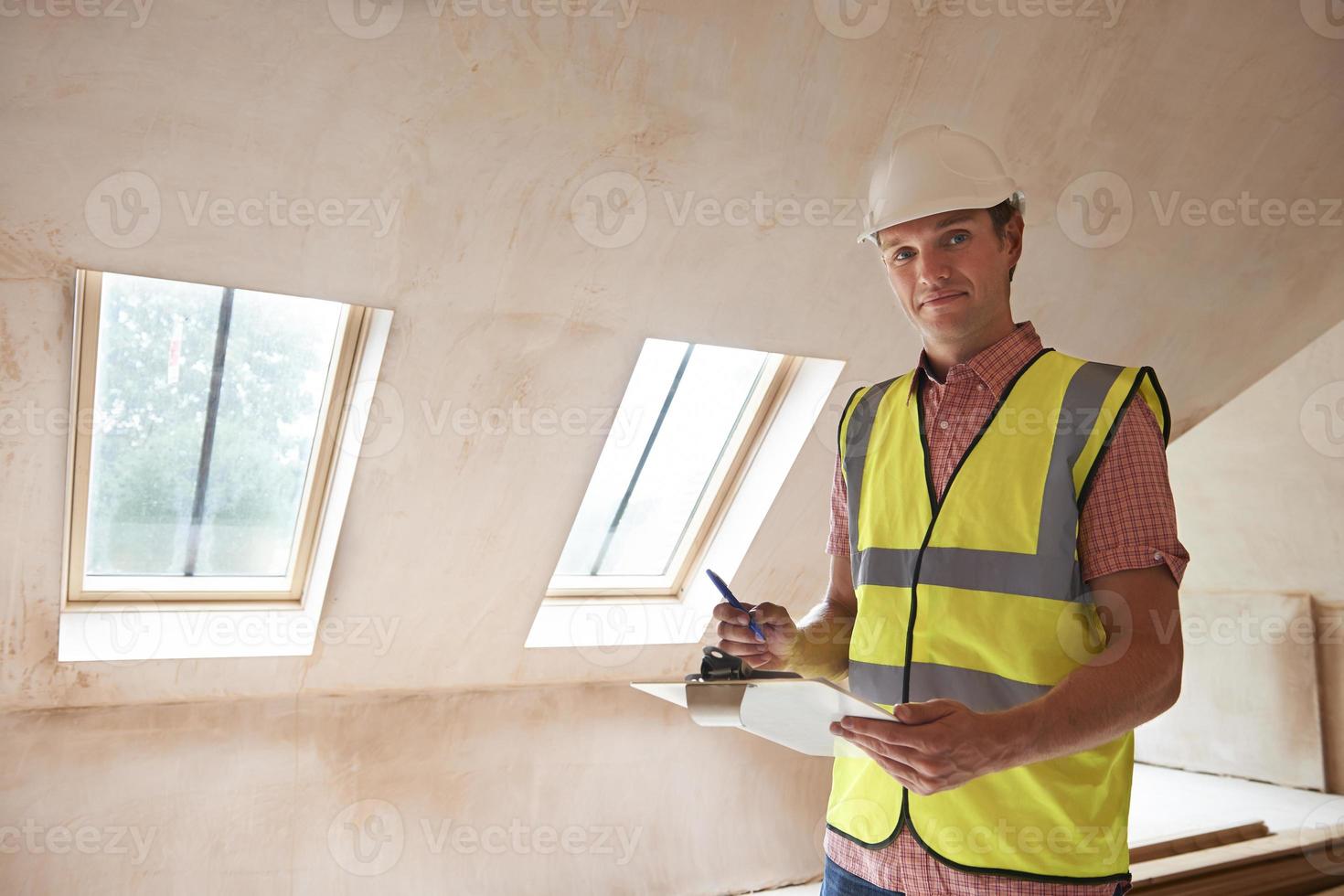 inspetor de construção olhando para novas propriedades foto