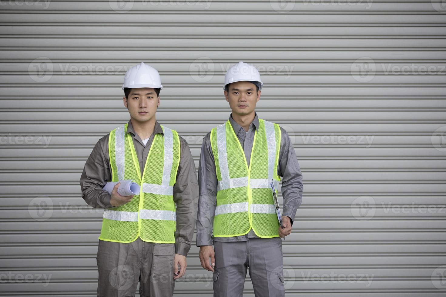 dois engenheiros industriais asiáticos no trabalho foto