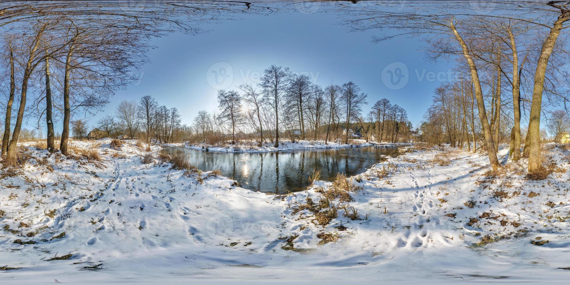 panorama esférico sem costura completo vista de ângulo de 360 por 180 graus perto de um rio estreito e rápido em uma noite ensolarada de inverno em projeção equirretangular, skybox vr ar conteúdo de realidade virtual foto