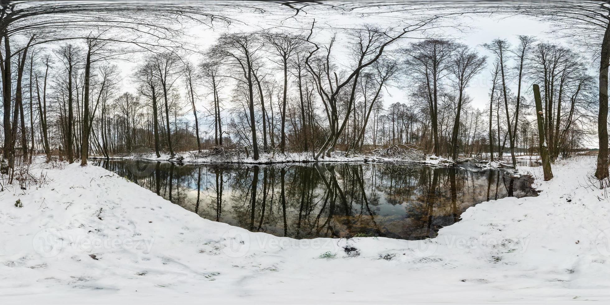 panorama hdri esférico completo de inverno estrada de visão de ângulo de 360 graus em uma floresta de neve perto do rio com céu cinza pálido em projeção equirretangular. conteúdo vr foto