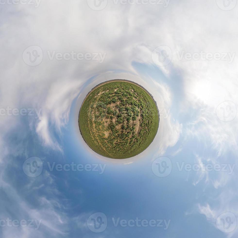 transformação de pequeno planeta verde do panorama esférico 360 graus. vista aérea abstrata esférica em campo com lindas nuvens impressionantes. curvatura do espaço. foto