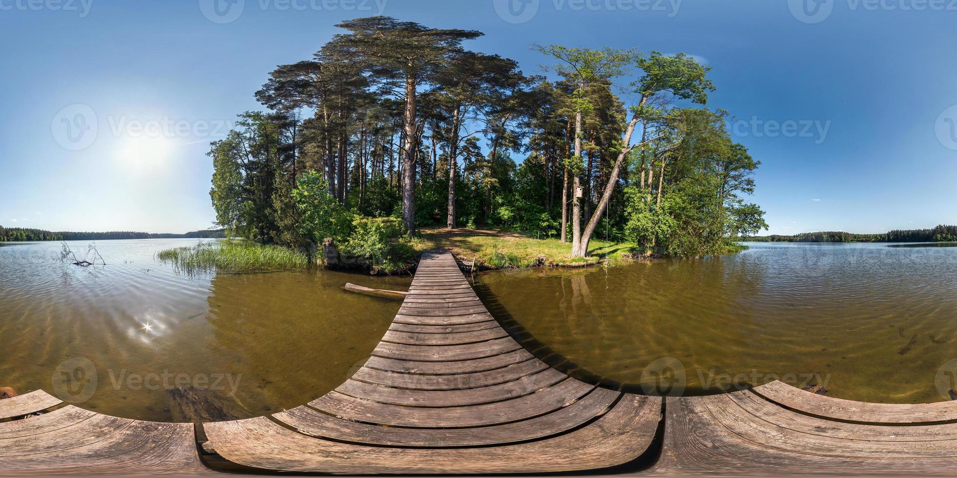 panorama completo sem costura 360 por 180 ângulo de visão no cais de um enorme lago de floresta em dia ensolarado de verão em projeção equirretangular, conteúdo skybox vr foto