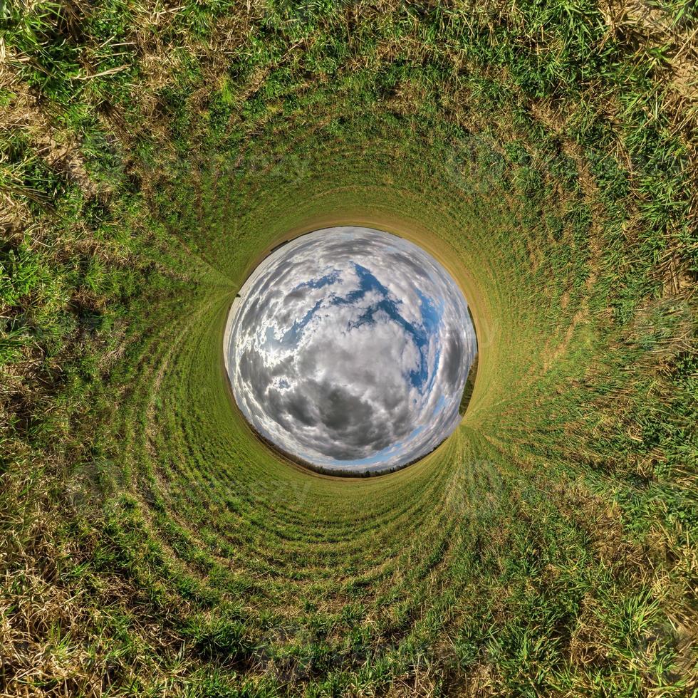 esfera azul pequeno planeta dentro do fundo do quadro redondo de grama verde. foto