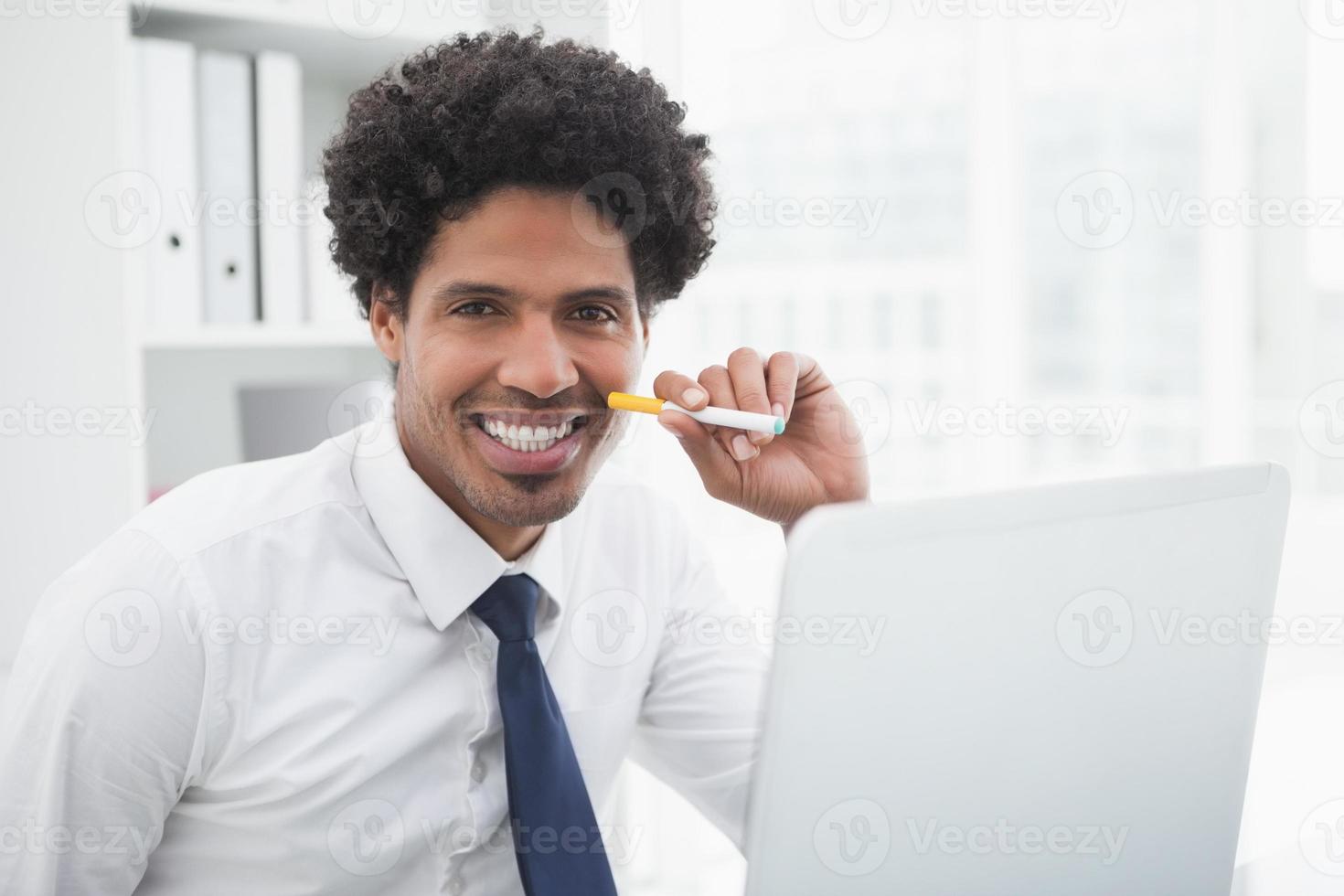 retrato de um empresário sorridente segurando cigarro foto