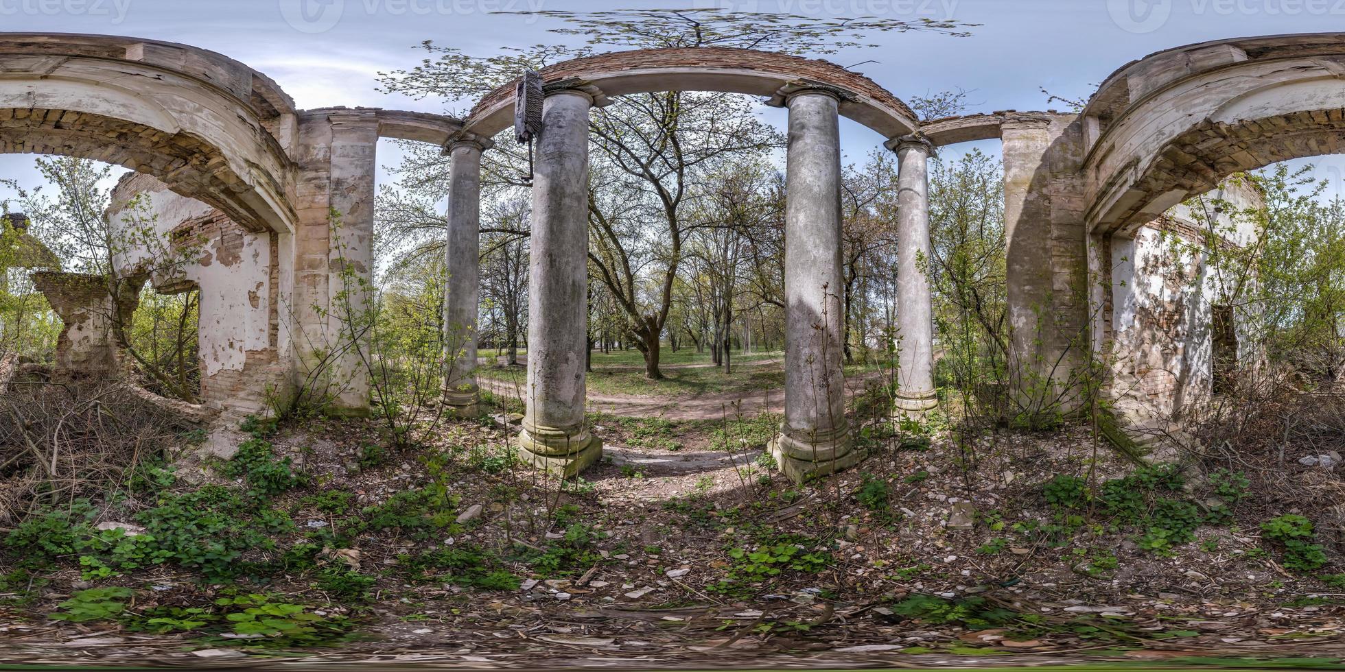 panorama hdri esférico completo visão de ângulo de 360 graus dentro de pedra abandonada edifício de palácio em ruínas com colunas em projeção equirretangular, conteúdo de realidade virtual vr ar foto