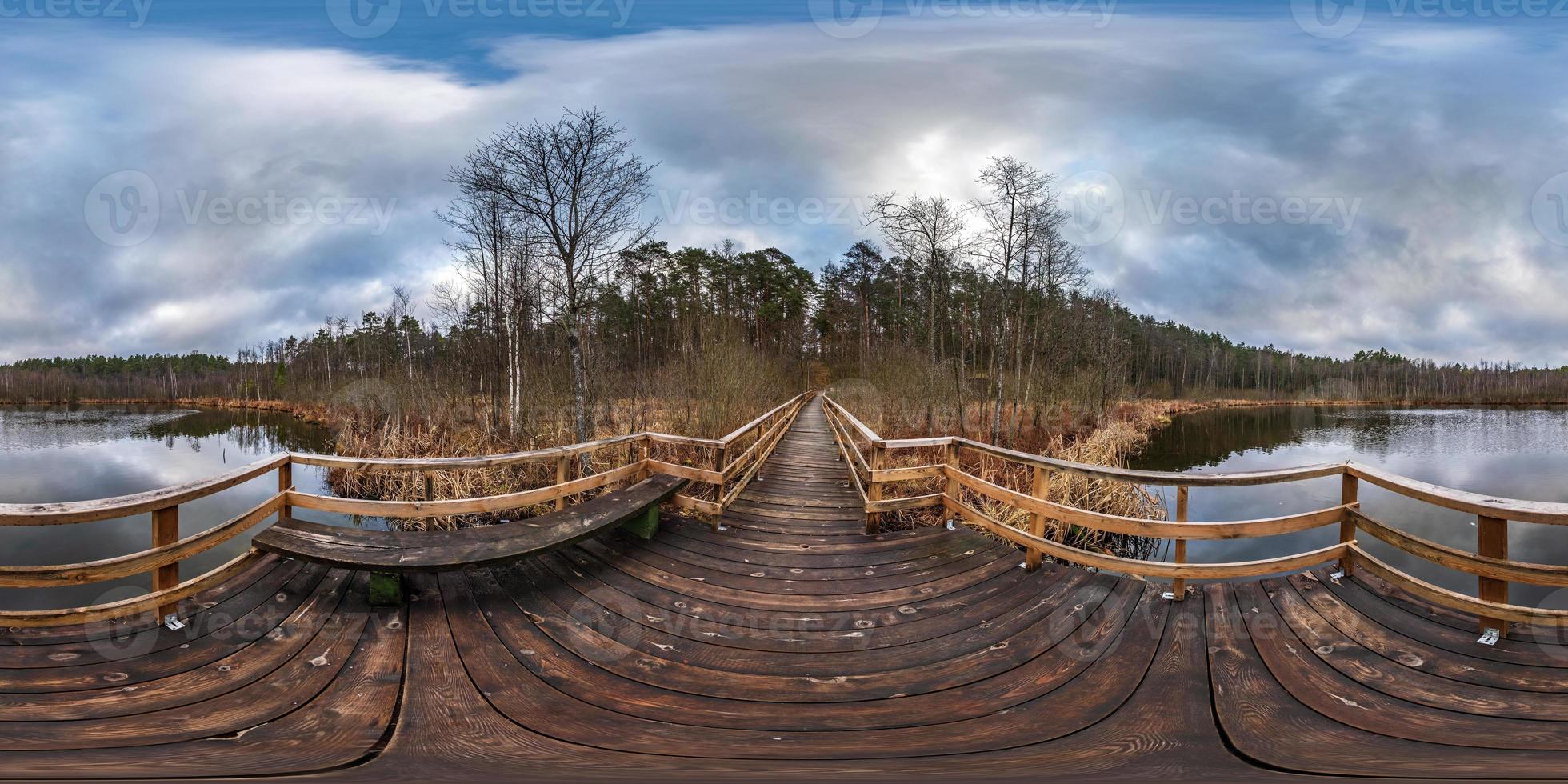 panorama hdri esférico sem costura completo vista de ângulo de 360 graus no cais de madeira com banco no lago no céu de chuva cinza com zênite em projeção equirretangular, conteúdo vr ar. foto