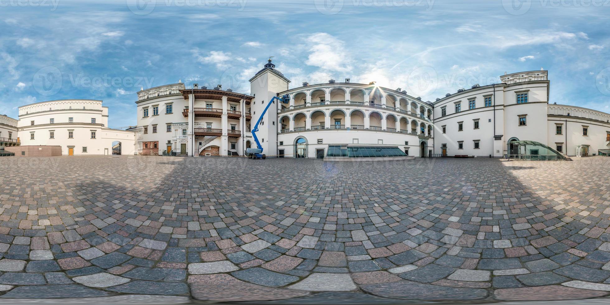 panorama esférico sem costura completo 360 por 180 vista de ângulo perto do palácio real do grão-ducado da lituânia em projeção equirretangular, pronto para conteúdo de realidade virtual vr foto