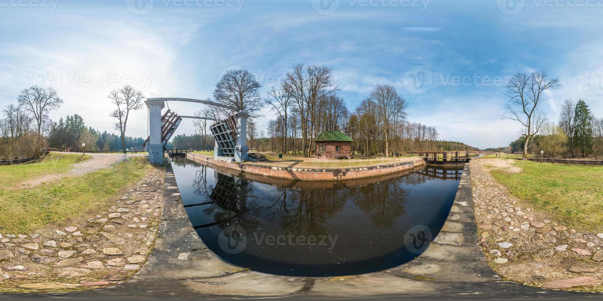 panorama 360 vista de ângulo perto da construção de bloqueio de gateway no rio, canal para passagem de embarcações em diferentes níveis de água. panorama esférico completo de 360 graus sem costura em projeção equirretangular foto