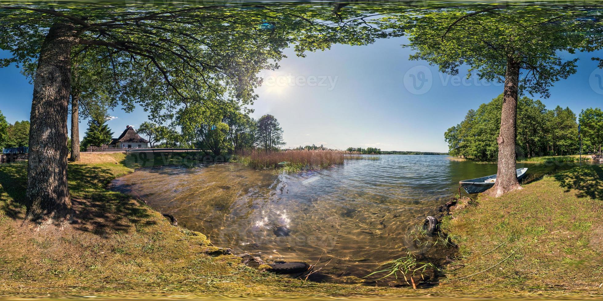 panorama completo sem costura 360 por 180 vista de ângulo na margem do enorme lago da floresta com um barco em dia ensolarado de verão em projeção equirretangular, conteúdo de realidade virtual skybox vr foto