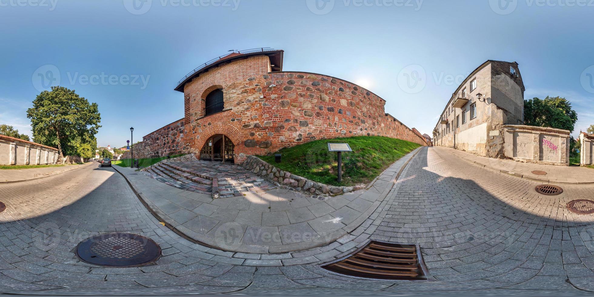 vilnius, lituânia - setembro de 2018, panorama completo de visão de ângulo de 360 graus sem costura perto do bastião da arquitetura de estilo medieval decorativo da muralha da cidade em projeção esférica equirretangular. conteúdo vr foto