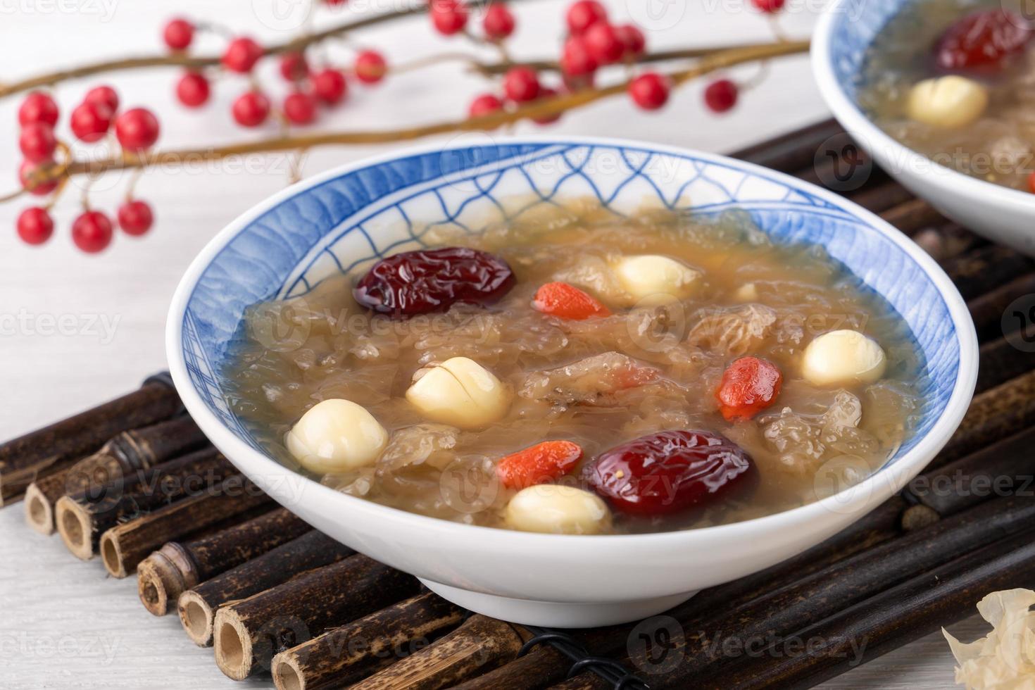 close-up de sopa de fungo branco de neve doce com sementes de lótus, datas vermelhas chinesas e wolfberry. foto