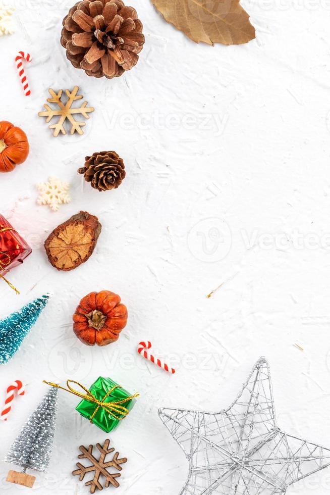 vista superior do fundo de férias de natal. composição de flatlay de decoração de ornamento festivo. foto