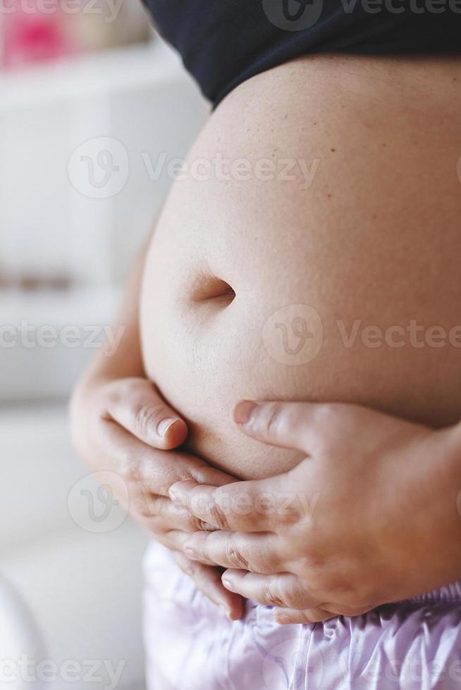 close-up de uma barriga de grávida bonita foto