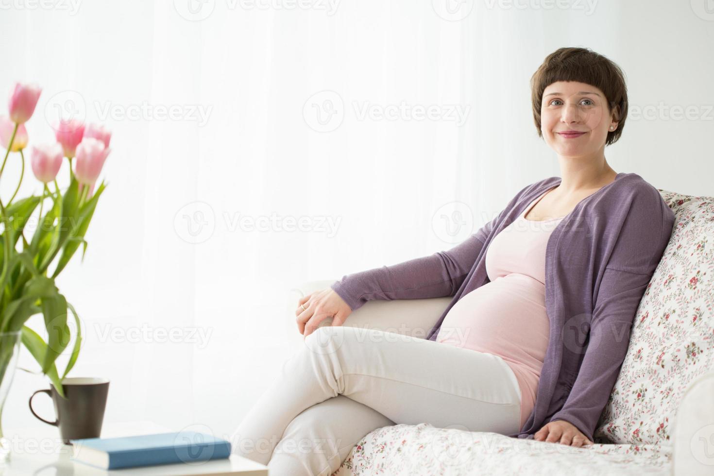 mulher grávida relaxante foto