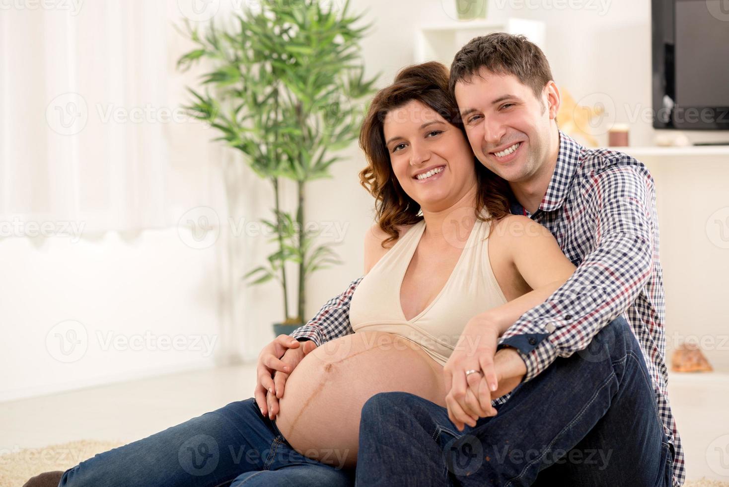 casal feliz esperando um novo bebê foto