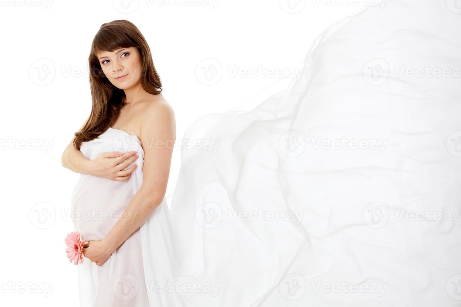 mulher grávida com xale de chiffon branco foto