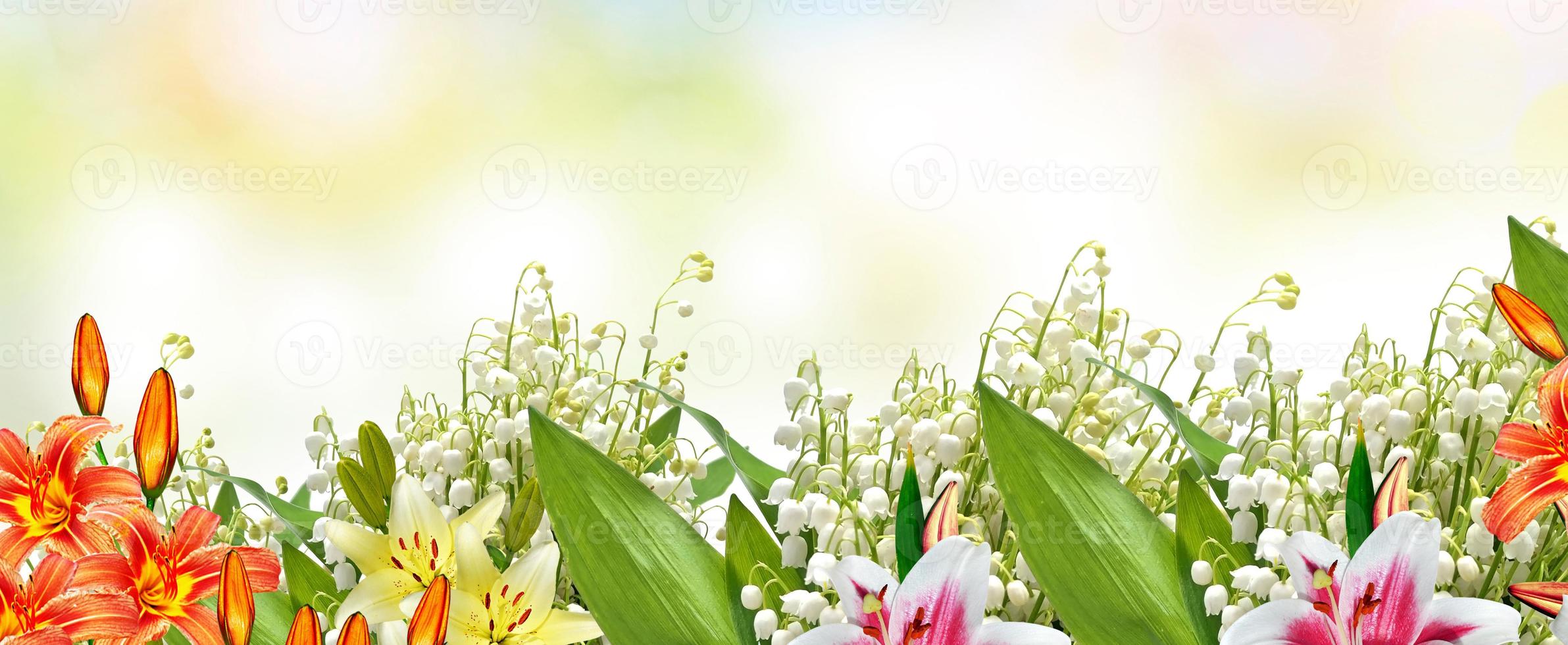 lindas flores lírio e lírio do vale. fundo floral. foto
