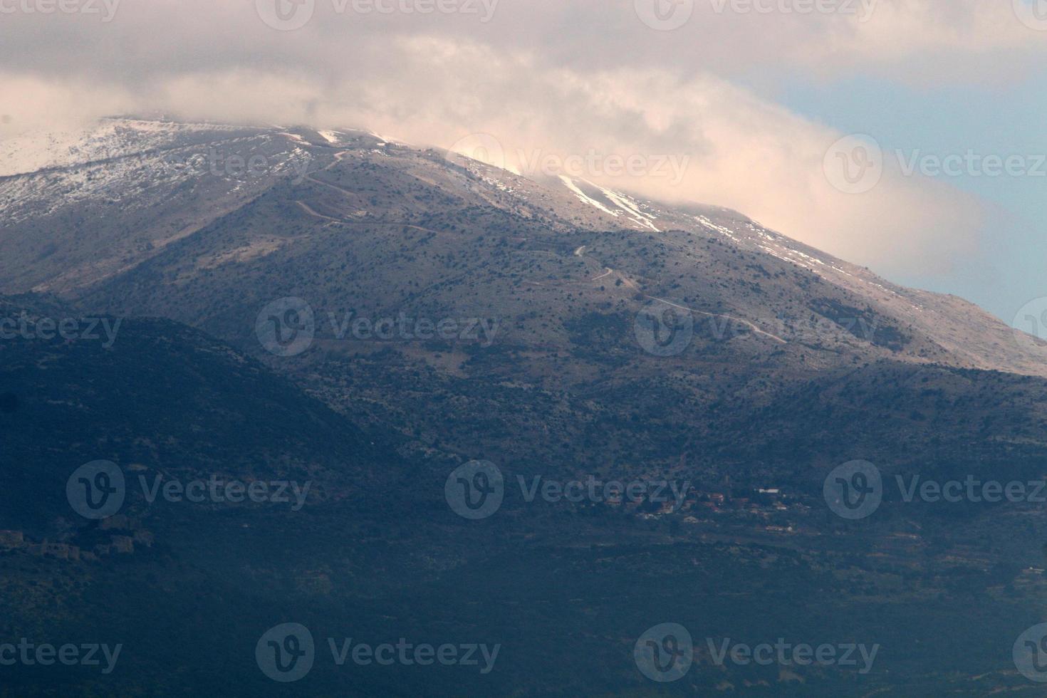 o monte hermon é a montanha mais alta de israel e o único lugar onde os esportes de inverno podem ser praticados. foto